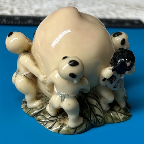 🖤Artisan Signed Vtg Chinese Resin 2.75” Figurine 6 Kids Holding Longevity Peach - Picture 5 of 13
